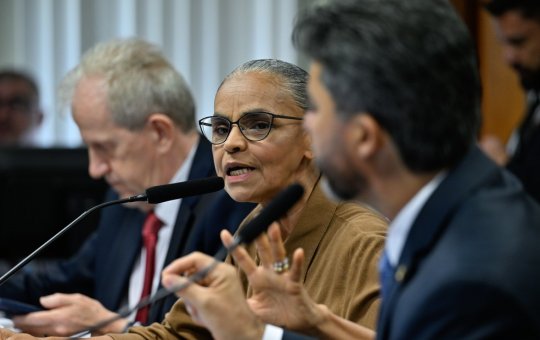 Marina Silva e Marcos Rogério discutindo na comissão 