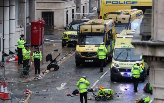 Carro atropela multidão na comemoração do título do Liverpool, na Inglaterra; vídeo impressiona