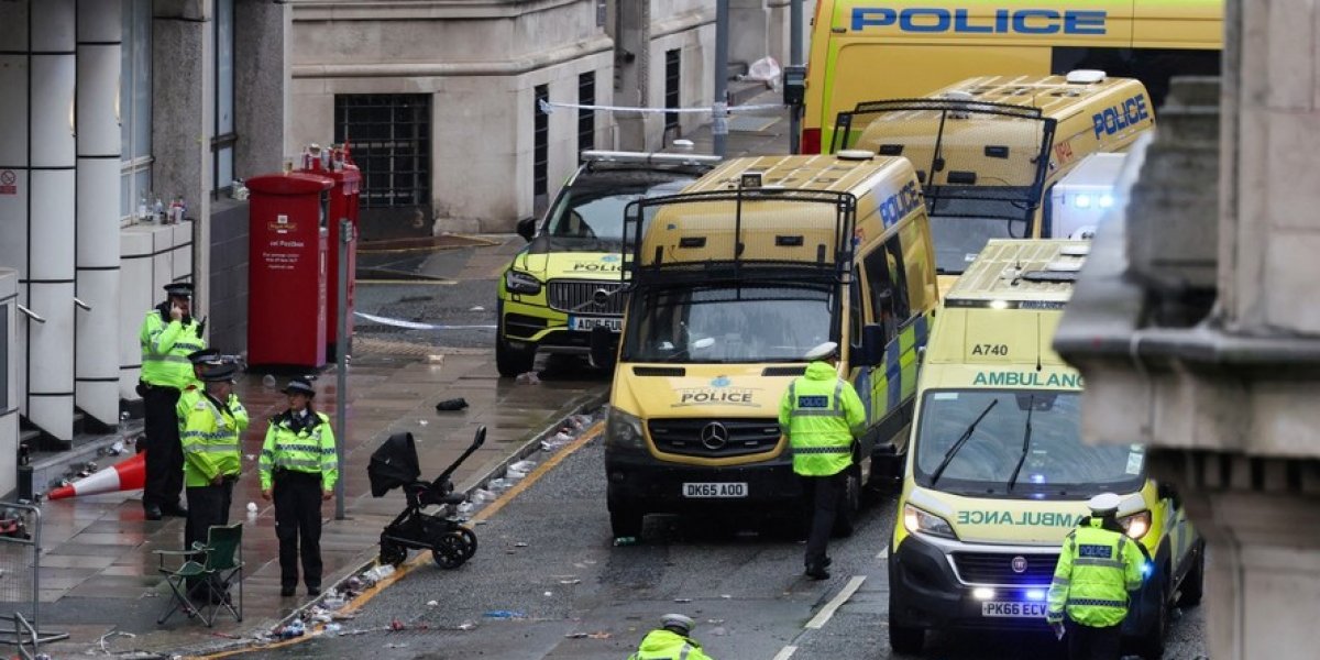 Carro atropela multidão na comemoração do título do Liverpool, na Inglaterra; vídeo impressiona
