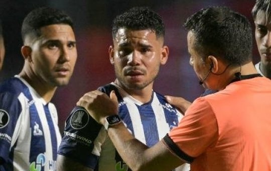Atleta de time argentino chora após ser alvo de xenofobia por jogador do São Paulo