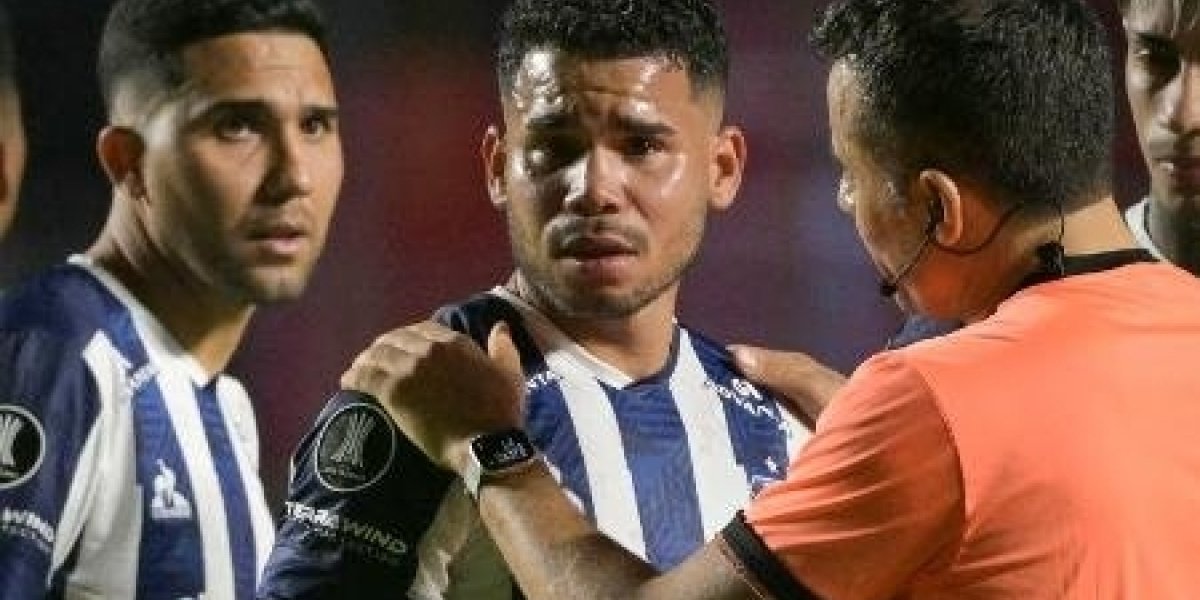 Navarro chorando após xenofobia sofrida