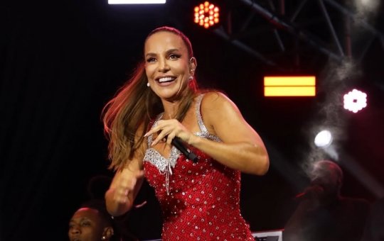 Ao som de 'do Pau Miúdo Não', Ivete Sangalo comemora aniversário com famosos