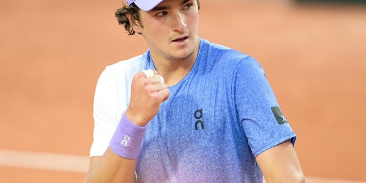 João Fonseca comemorando vitória em Roland Garros