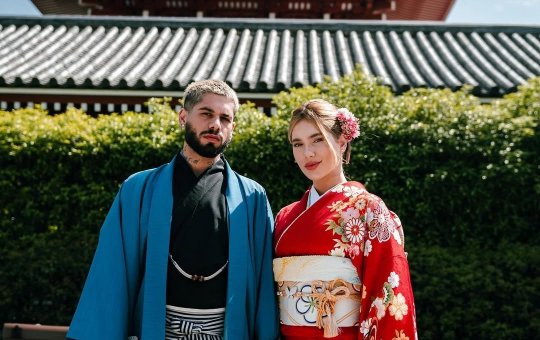 Zé Felipe e Virginia em frente a um Templo no Japão