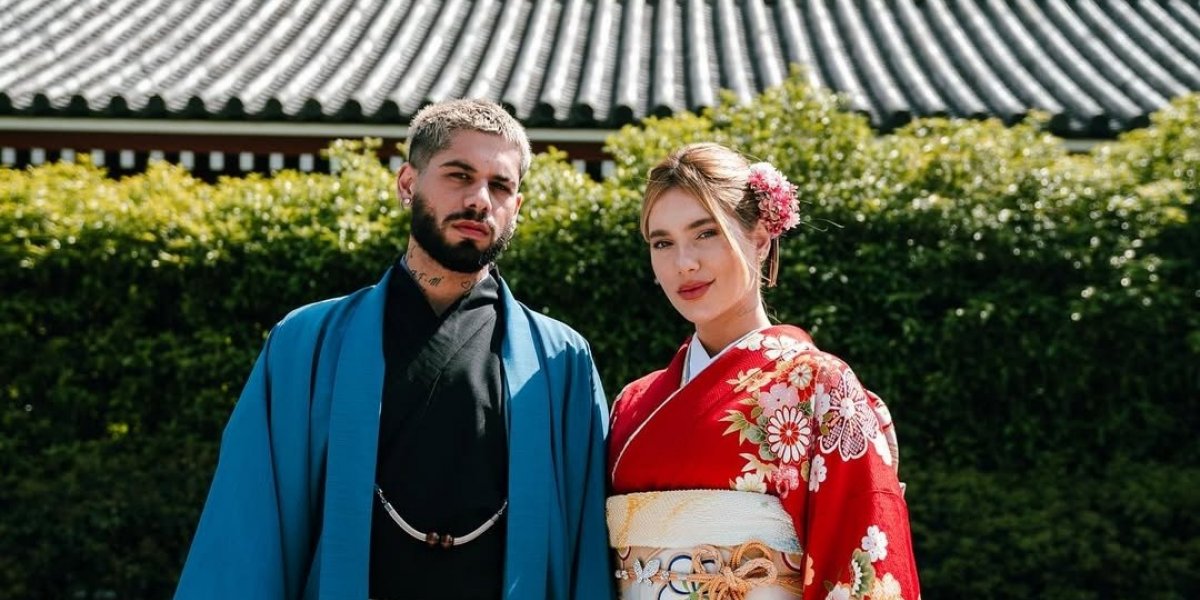 Zé Felipe e Virginia em frente a um Templo no Japão
