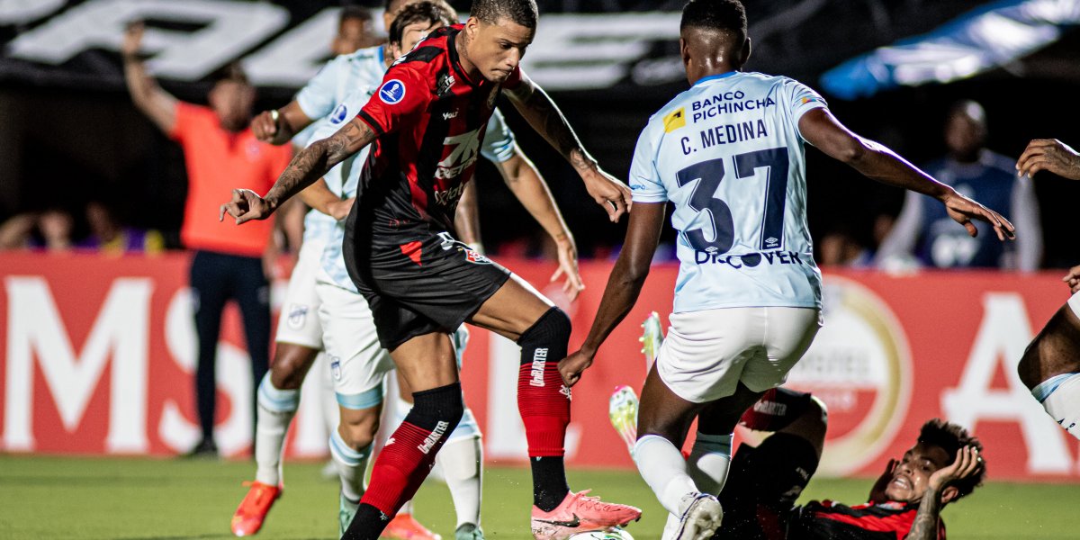 Janderson disputando a bola contra um defensor da Universidad Catolica