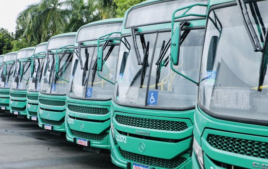 Ônibus de Salvador estacionados no pátio
