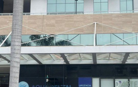 Vidro quebra e homem sofre acidente em hotel de Salvador