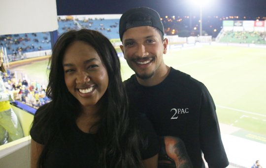 Yuri Lima ao lado da namorada Iza durante partida de futebol