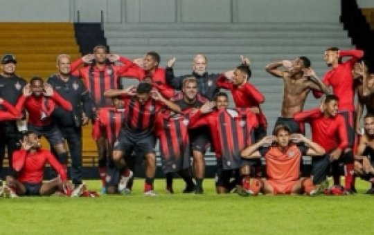 Jogadores do Vitória Sub-20 publicam foto polêmica após classificação