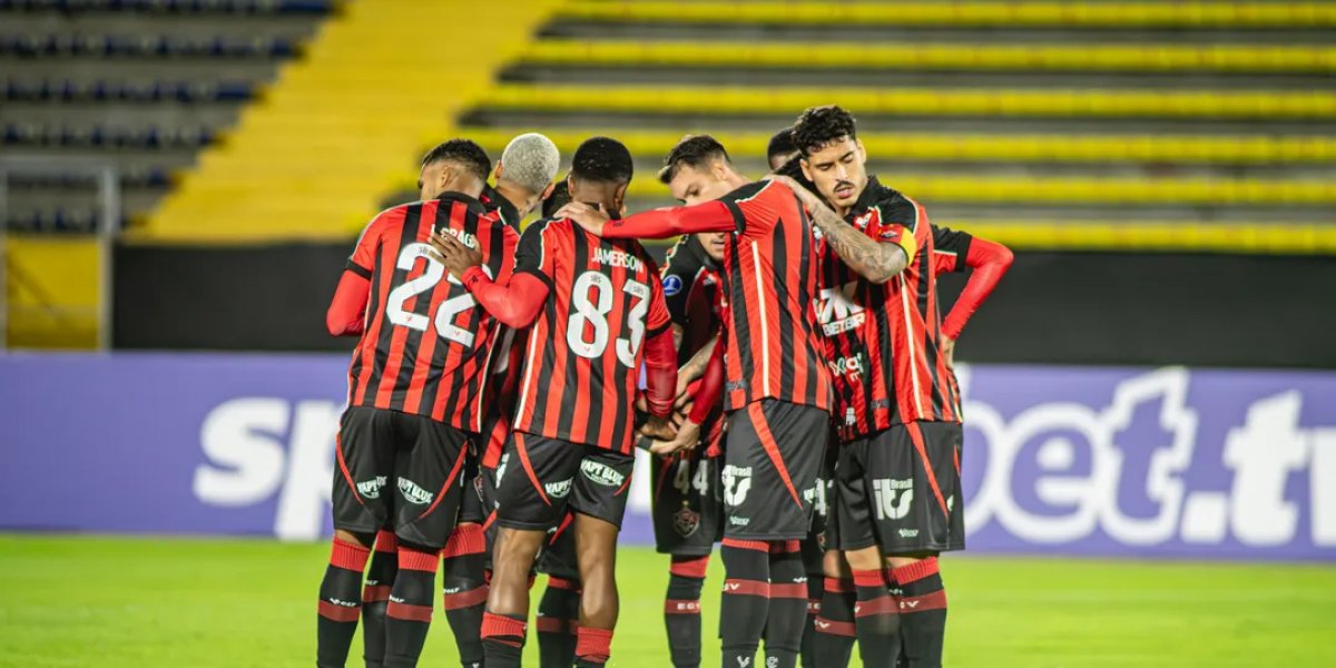 Jogadores do Vitória reunido antes da bola rolar