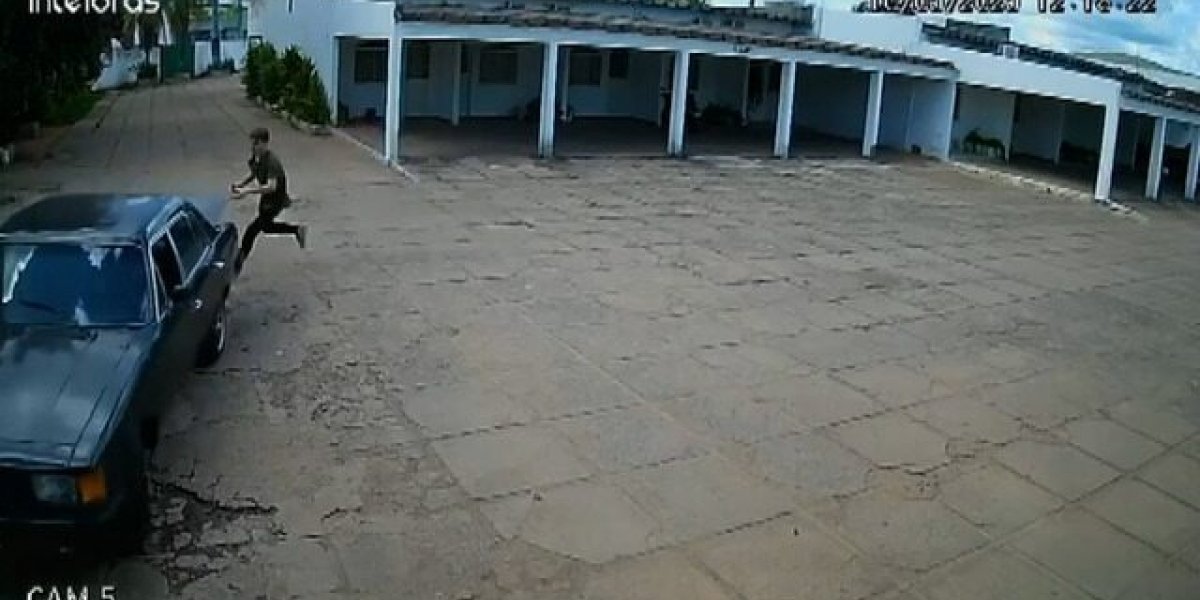 Thiago Foloni entrou sozinho no parta-malas do veículo