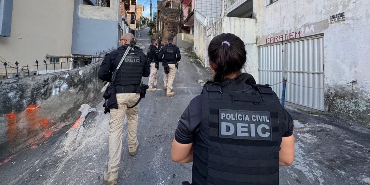 Oficiais da DEIC cumprindo os mandatos de busca e apreensão