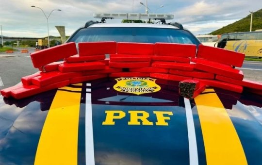 PRF apreende 25 kg de maconha em malas de passageiro de ônibus na BR-116