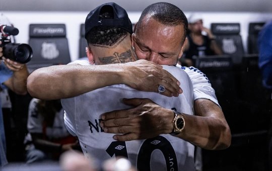 Pai de Neymar diz que filho voltou ao Santos por “solidariedade”