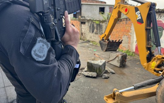 Polícia desmonta barricada de facção que impedia circulação de veículos em Valéria