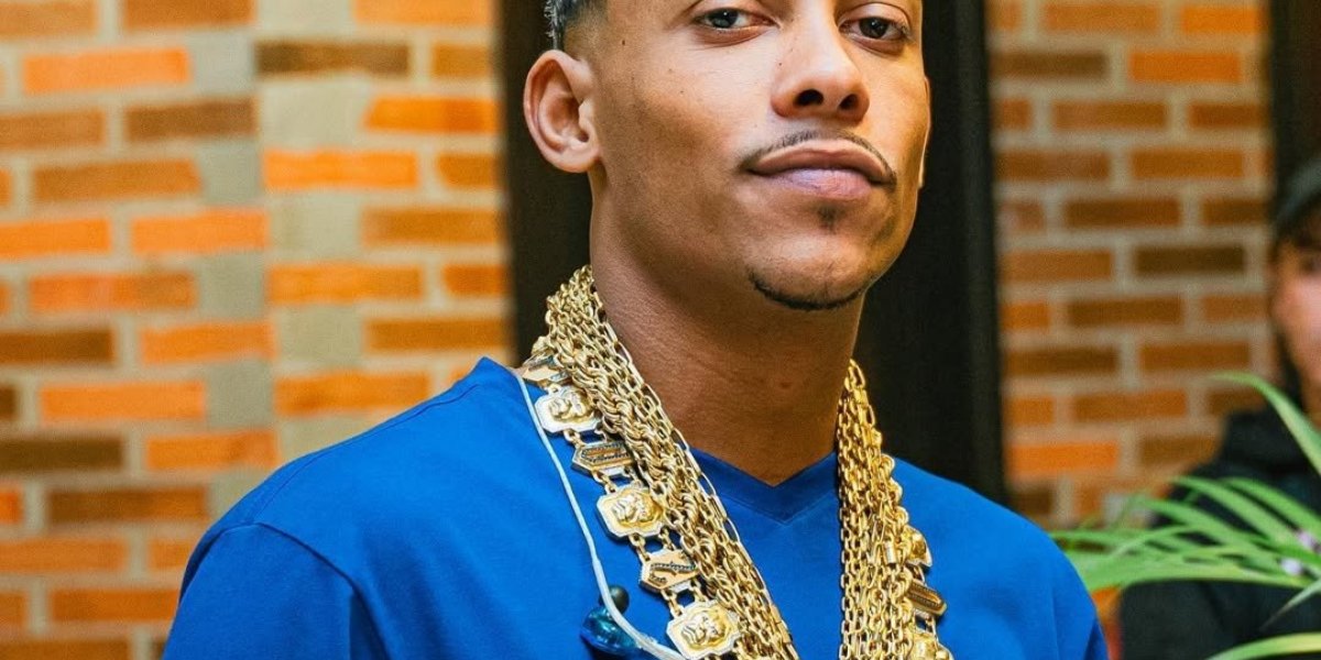MC Poze durante preparação para um show