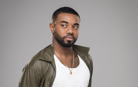 Após depoimento na delegacia, Davi Brito deixa delegacia comendo pipoca e sorrindo