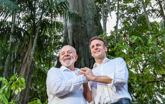 Lula e Emannuel Macron de mãos dadas