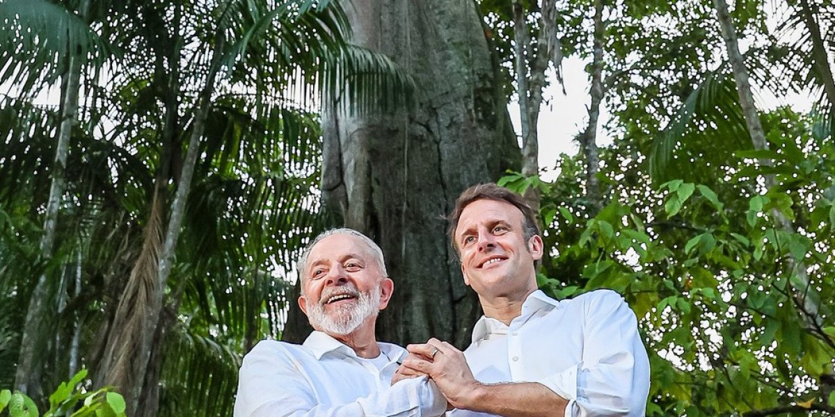 Lula e Emannuel Macron de mãos dadas
