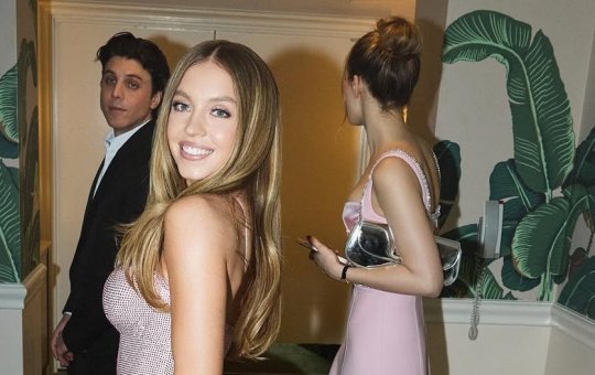 Sydney Sweeney lança sabonete feito com água do próprio banho