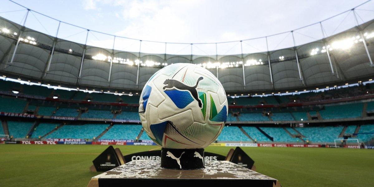 Bola da Libertadores antes de uma partida pela Arena Fonte Nova