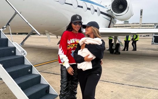 Brunna Gonçalves e Ludmilla desembarcam no Brasil com a filha recém-nascida nos braços