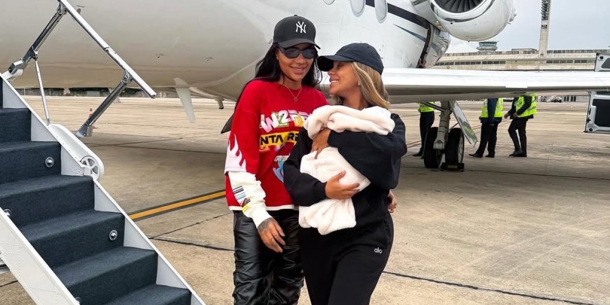 Brunna Gonçalves e Ludmilla desembarcam no Brasil com a filha recém-nascida nos braços