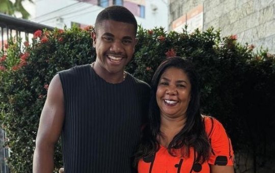 Davi Brito e mãe juntos em foto