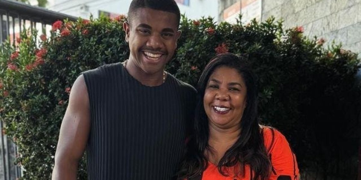 Davi Brito e mãe juntos em foto