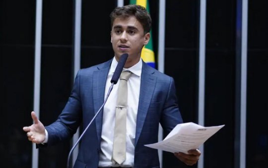 Nikolas Ferreira durante sessão na Câmara dos Deputados