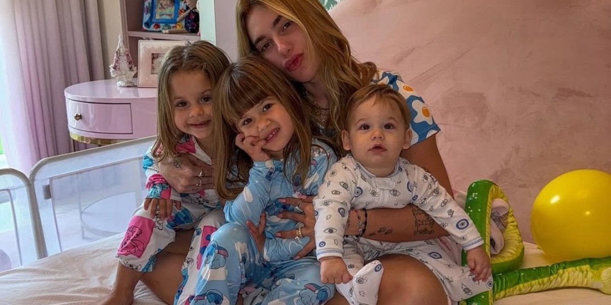 Virginia ao lado das filhas