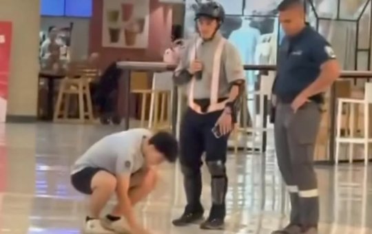 Após jogar bebida no chão, adolescente é obrigado a limpar sujeira em shopping