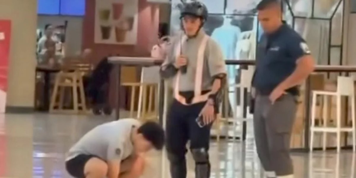 Jovem limpando sujeira feita por ele mesmo