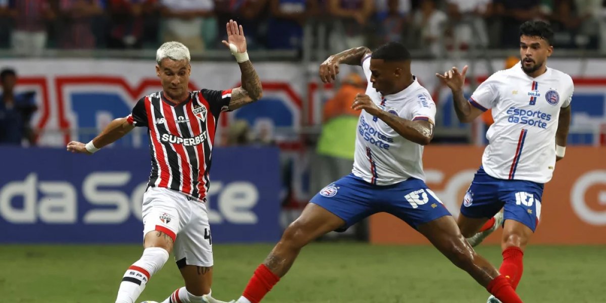 Jogadores do São Paulo e Bahia em disputa