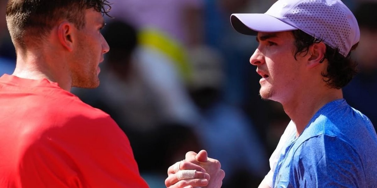 João Fonseca cumprimentando o adversário após o fim da partida
