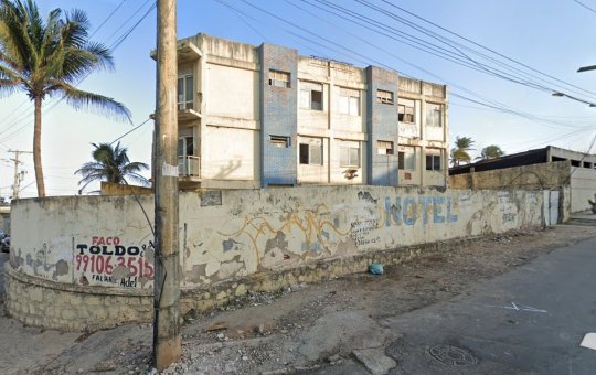 Grupo de pessoas é flagrado invadindo hotel abandonado no bairro de Patamares, em Salvador