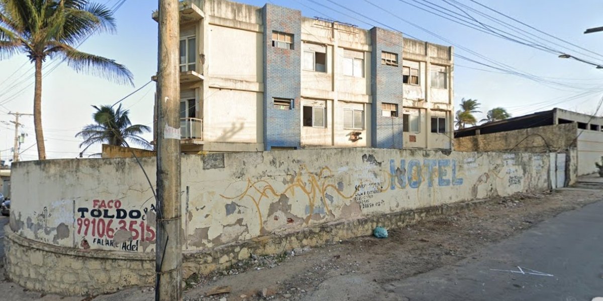 Grupo de pessoas é flagrado invadindo hotel abandonado no bairro de Patamares, em Salvador