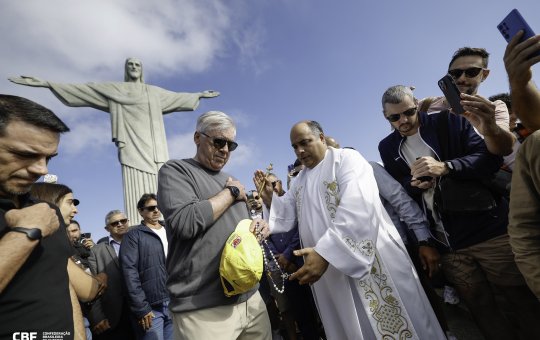 Carlo Ancelotti visita Cristo Redentor e recebe bênção