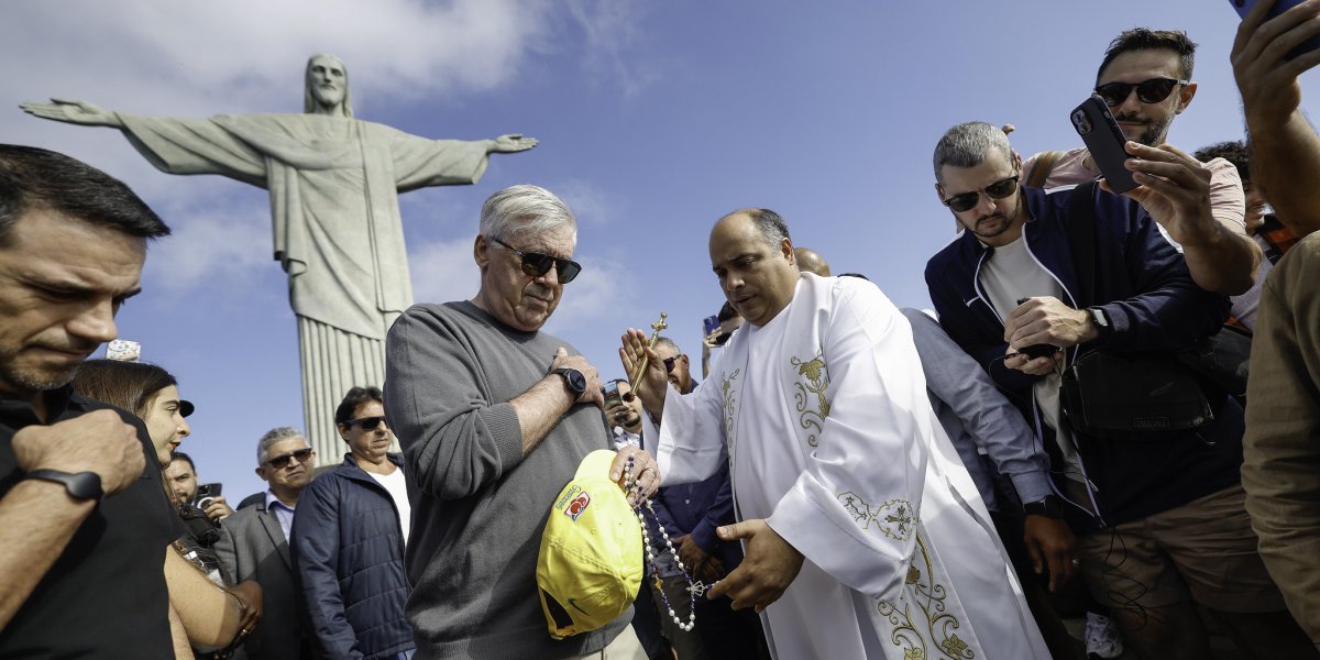 Carlo Ancelotti visita Cristo Redentor e recebe bênção