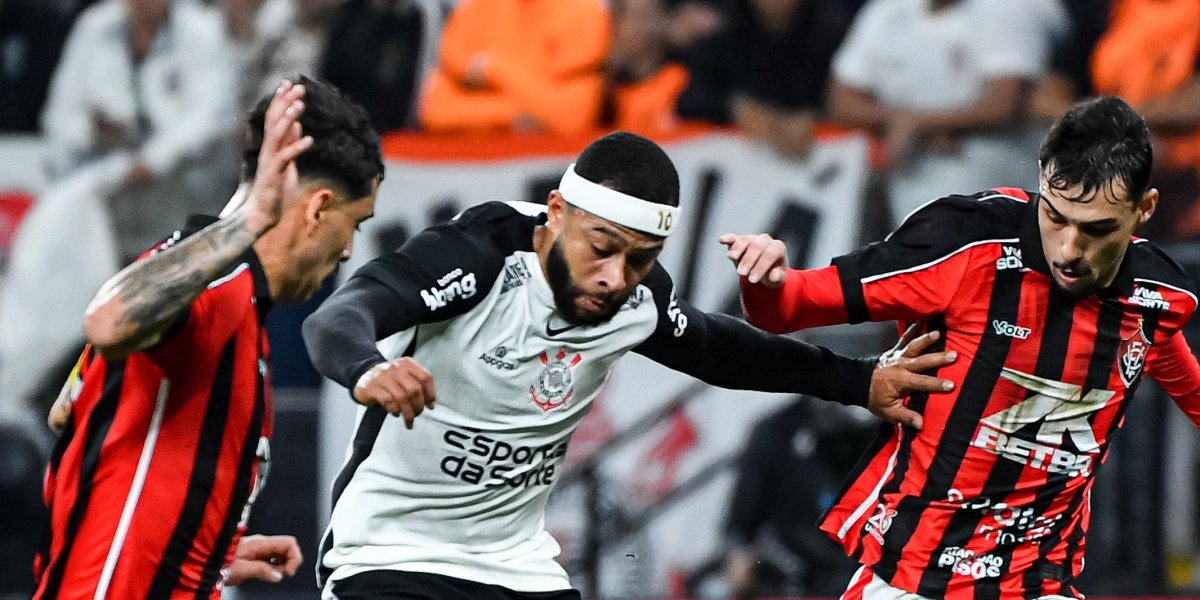 Memphis Depay sendo marcado por Claudinho e Lucas Halter