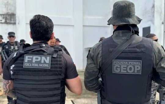 Agentes penais em foto dentro do presídio