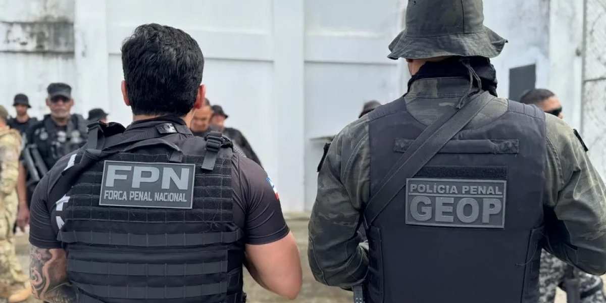 Agentes penais em foto dentro do presídio