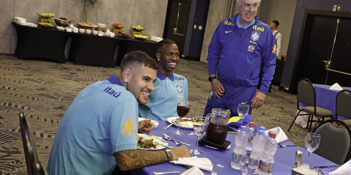 Carlo Ancelotti com Bruno Guimarães e Vinicius Jr.
