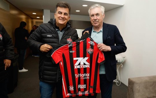 Novo técnico da Seleção, Ancelotti ganha camisa do Vitória