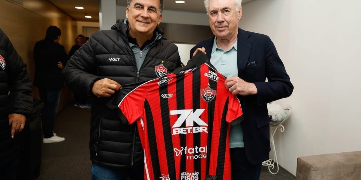 Fábio Mota e Ancelotti segurando camisa do Vitória