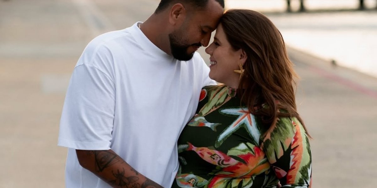 Tati Machado posando ao lado do marido durante a gravidez