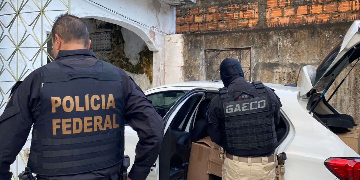 Agentes policiais durante a operação
