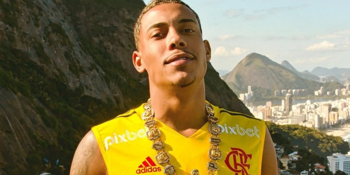 Cantor MC Poze em foto em uma comunidade do Rio de Janeiro