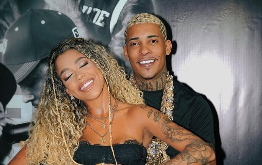 Vivi Noronha chega ao presídio para aguardar a saída do cantor MC Poze